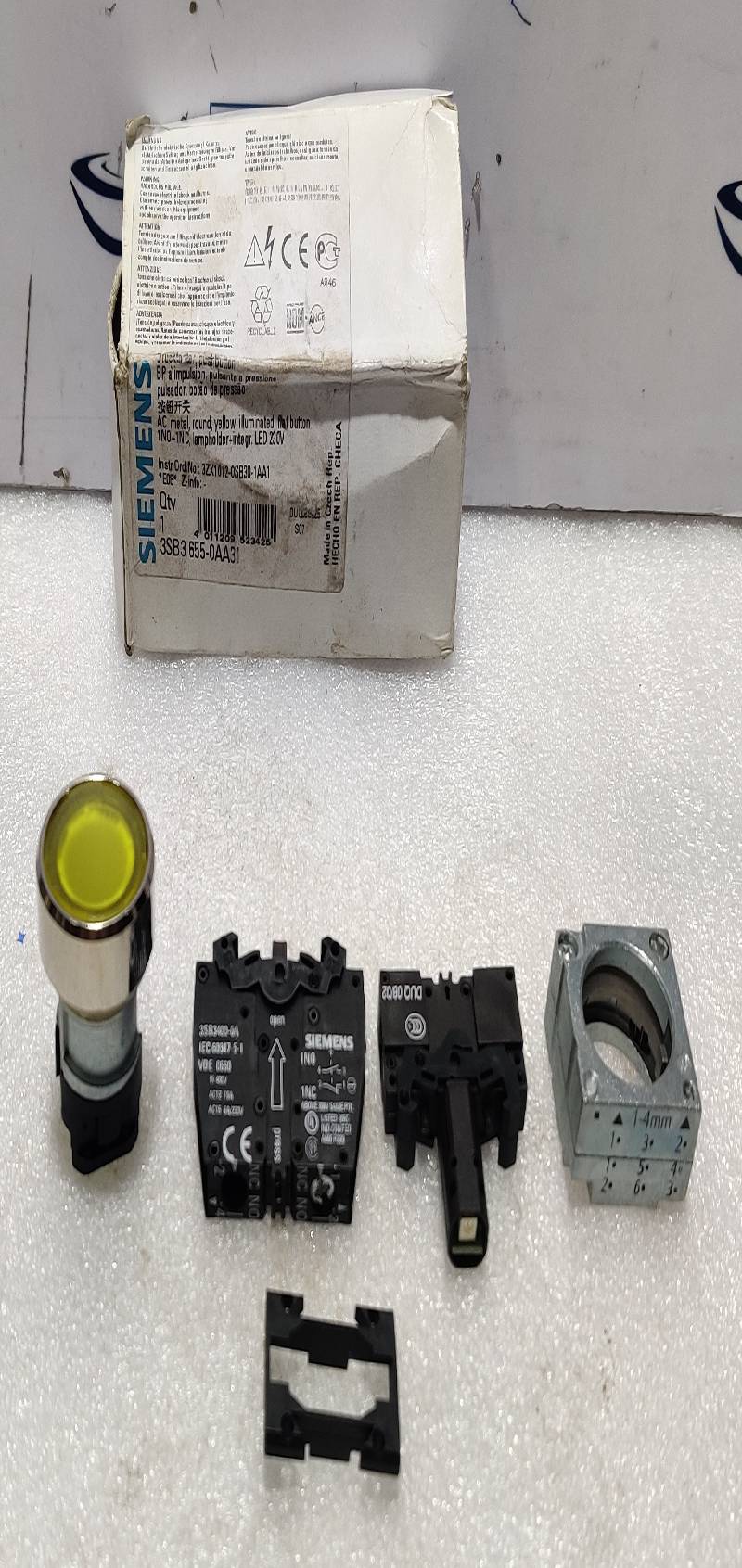 Siemens 3S3B 655-0AA31 Illuminated Flat Yellow Push Button 1NO+1NC