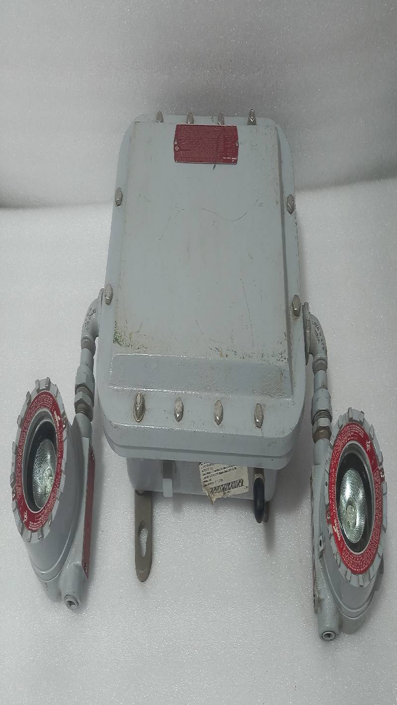 Cooper Crouse-Hinds ELPS502 Hazardous Emergency Light Fixture Model: M05 Type: 3R Appleton ELS2186