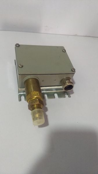 TRAFAG 904.2381 Pressure Transmitter 0..40 bar 250V ~10 (3) A 24V=2A 60C IP65