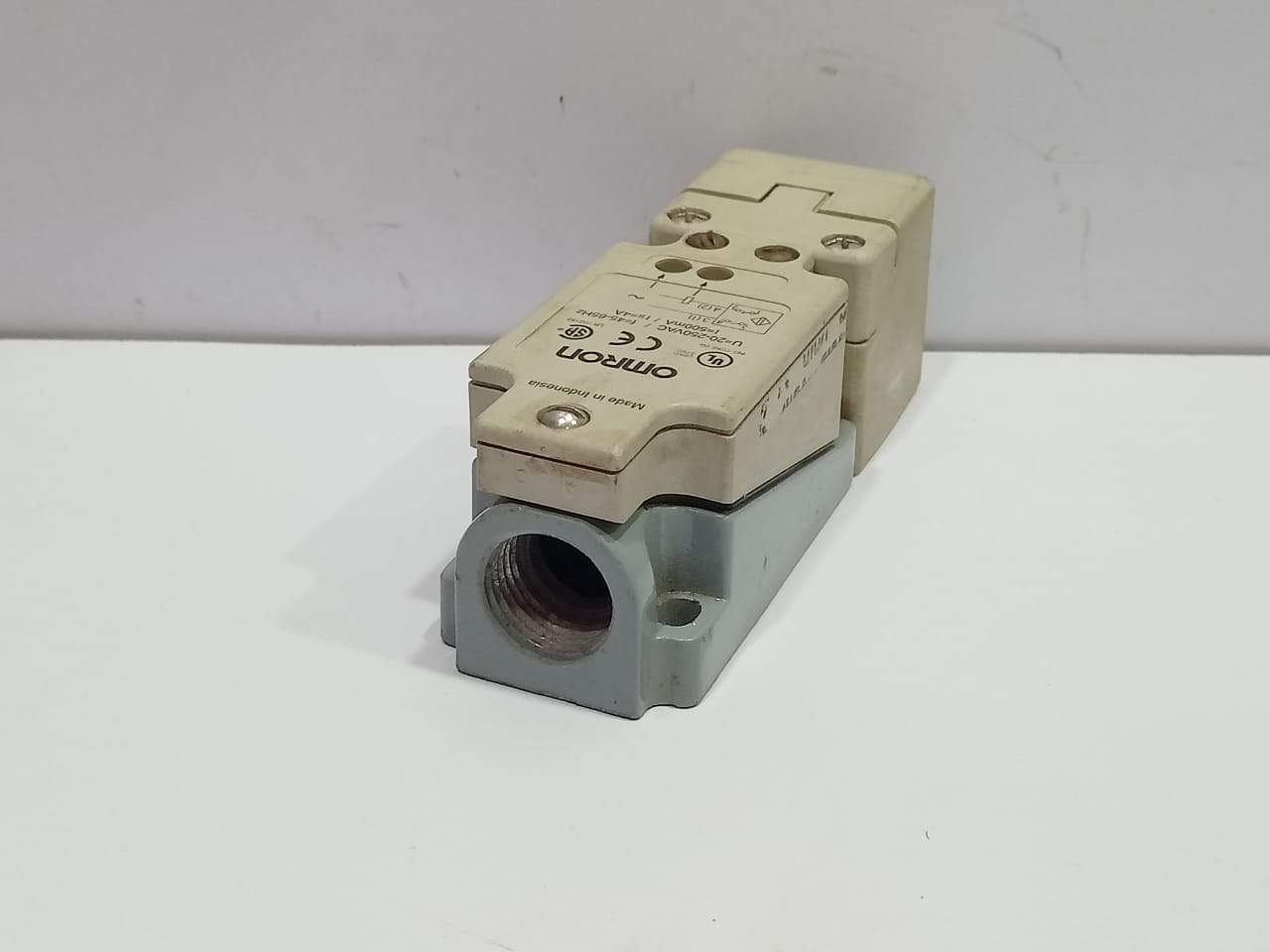 Omron E2Q2-N15Y4-U Plug in Proximity Sensor With Movable Active Base