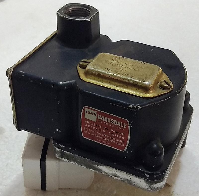 Barksdale Pressure or Vaccum Actuated Switch D1T-A18-1A 4 to 18 PSI