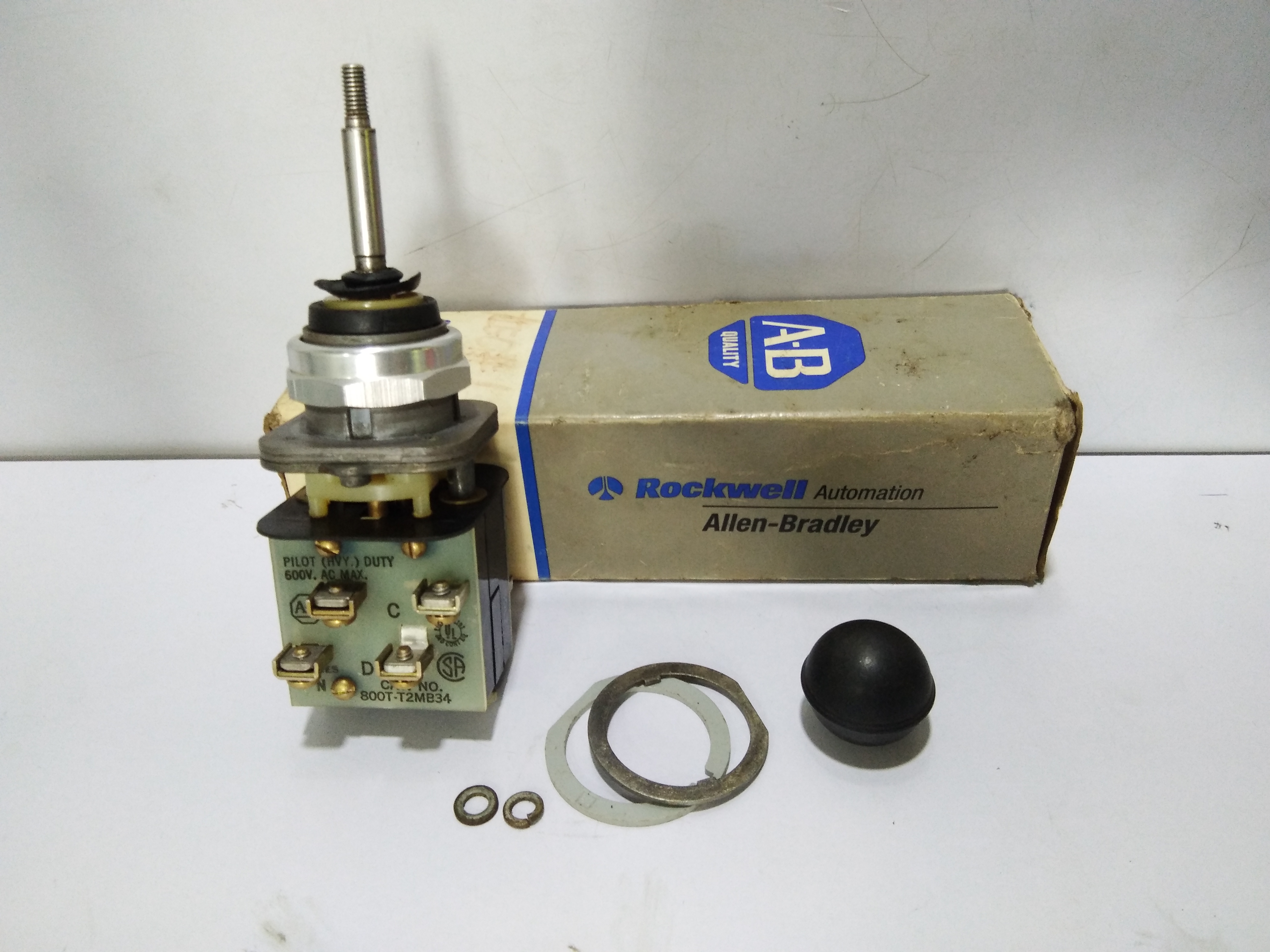 ALLEN BRADLEY 800T-T2H 1 NNXX  SER T TOGGLE SWITCH