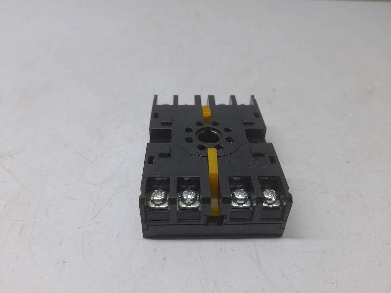 Omron P2CF-08 Relay Socket / 40 / 2-MAX20 / 0331YK / P2CF08