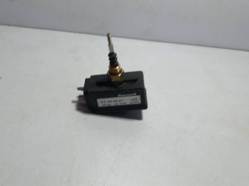 Honeywell M S05.25.01 Micro switch / 250 VAC - 3A / DC 1819 / MS052501