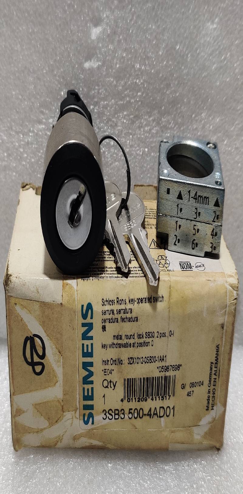 SIEMENS 3SB 35004AD01 KEY OPERATED SWITCH WITH 2 KEYS 2 POS 3SB35004AD01