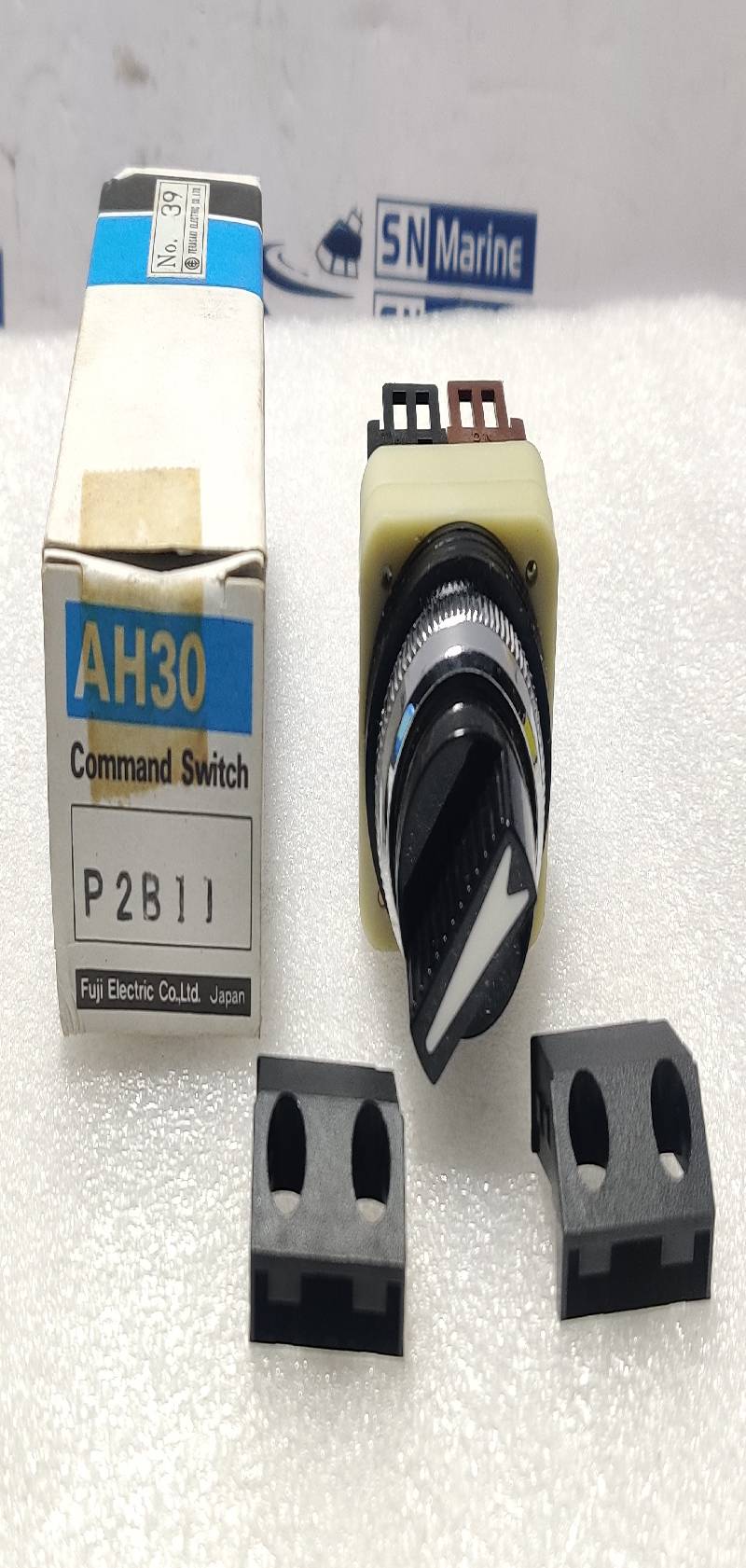 Fuji Electric AH30-P2 Command Selector Switch AH30 P2B11 250V6A  H.D 600VAC Max